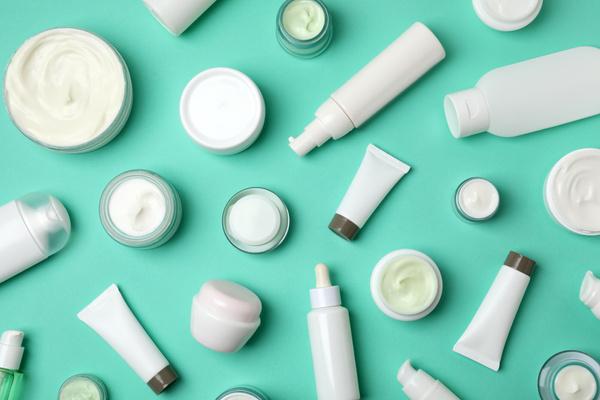 Os maiores riscos à saúde por trás dos cosméticos que você usa
