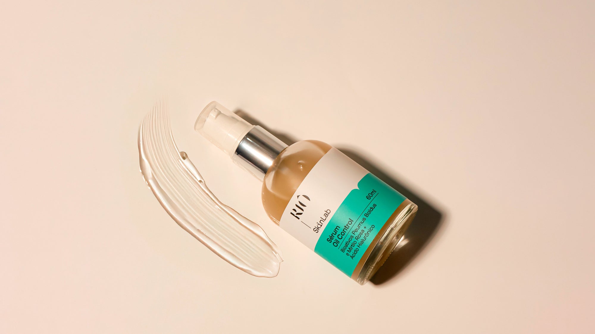 Sérum Oil Control em destaque sobre fundo nude minimalista, com textura cremosa aplicada ao lado, revelando a consistência leve e de rápida absorção do produto.